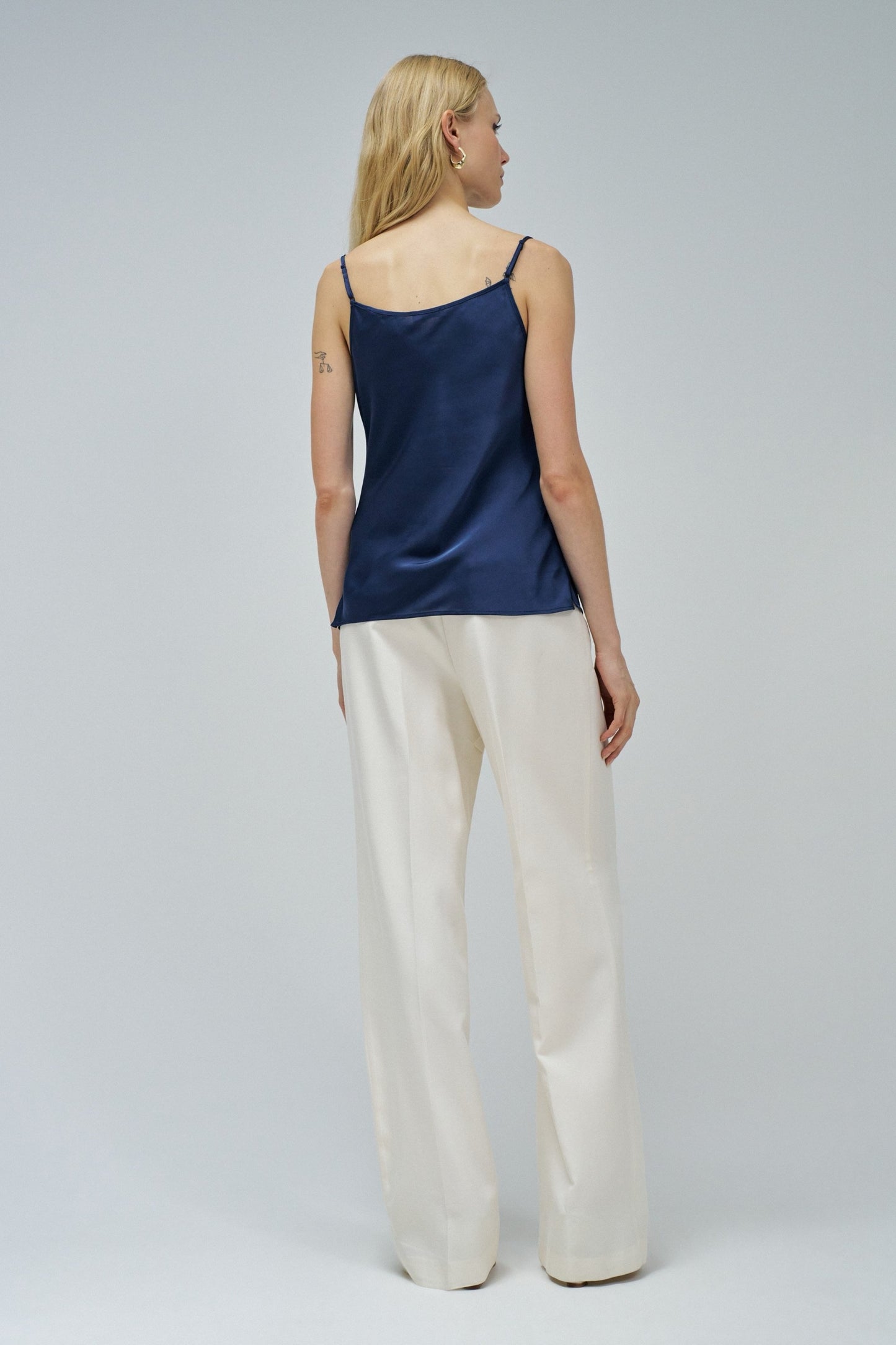 TOP SATINADO CON ENCAJE AZUL