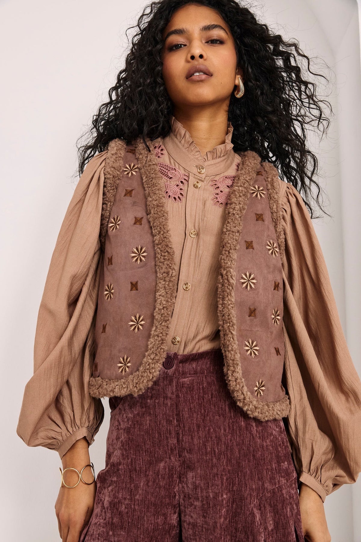 CHALECO ANTELINA Y BORREGUITO CON BORDADOS TAUPE
