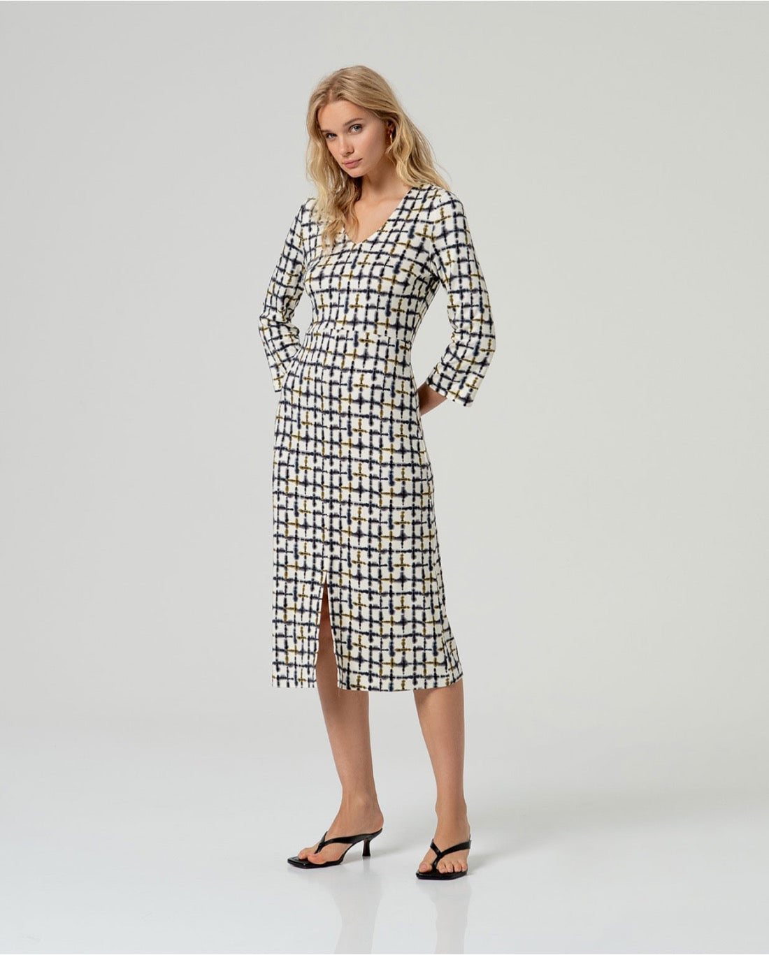 VESTIDO MIDI ESCOTE PICO ELÁSTICO CRUDO
