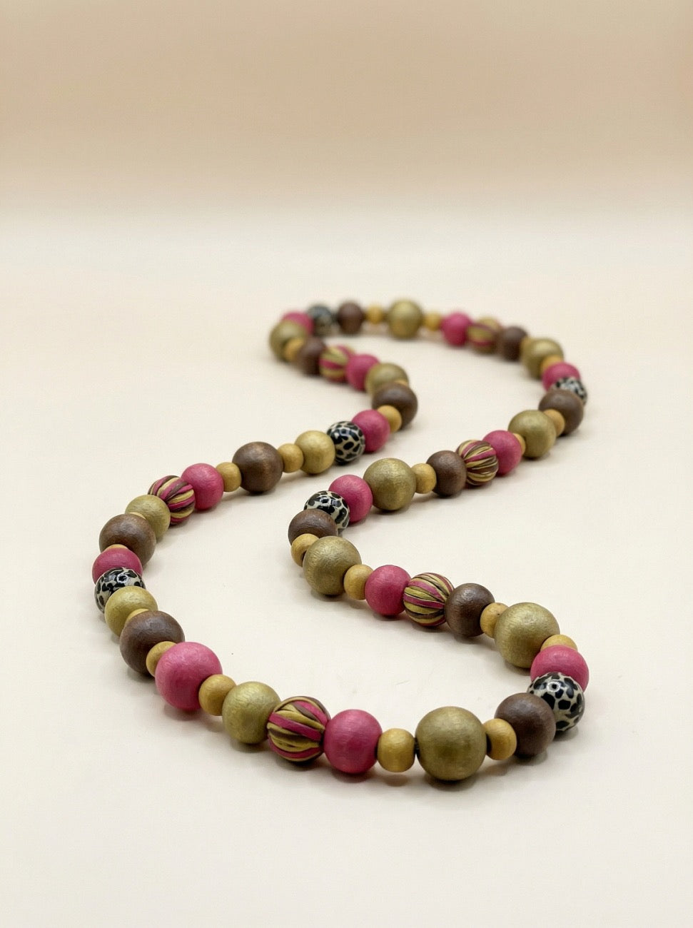 COLLAR BOLAS PEQUEÑAS HILO FUCSIA/KAKI