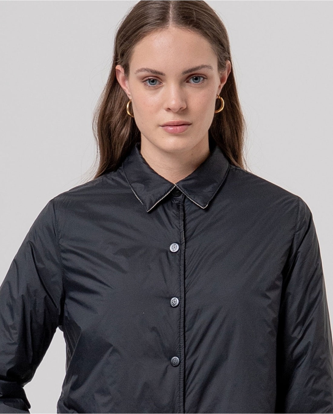 SOBRECAMISA ACOLCHADA CON CUELLO CAMISERO NEGRO