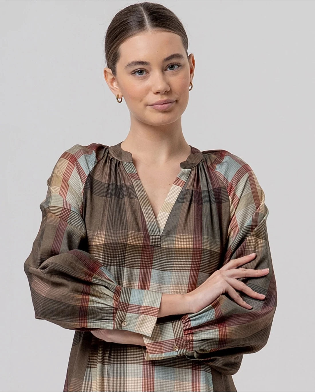 VESTIDO MIDI DE CUADROS CON CINTURÓN CAMEL CLARO
