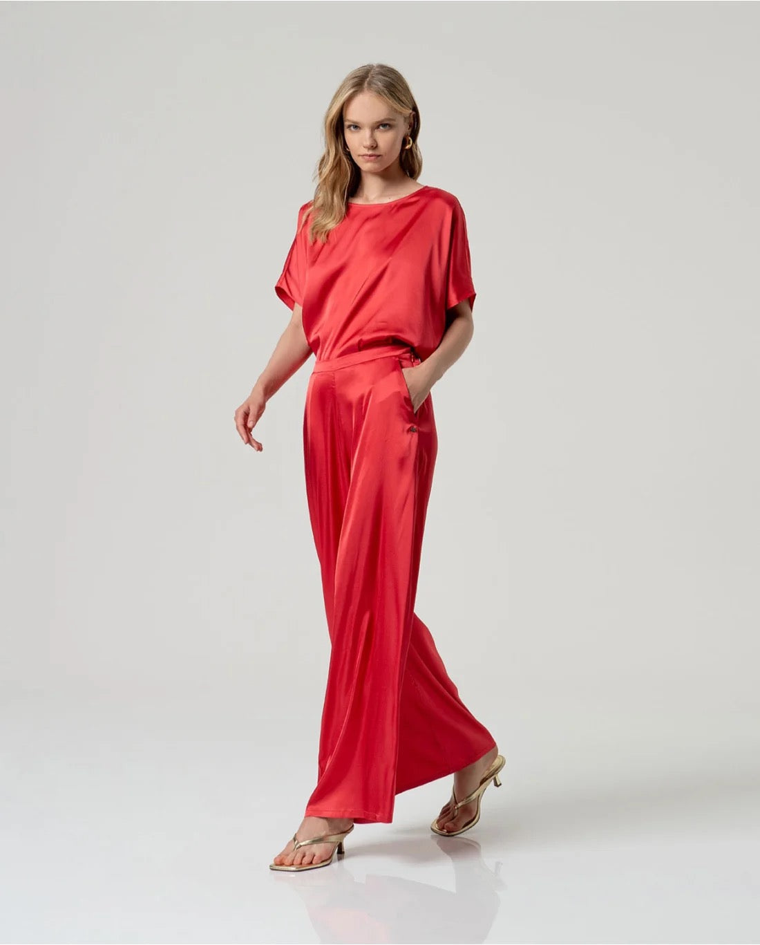 PANTALÓN FLUÍDO PIERNA ANCHA ELÁSTICO ROJO