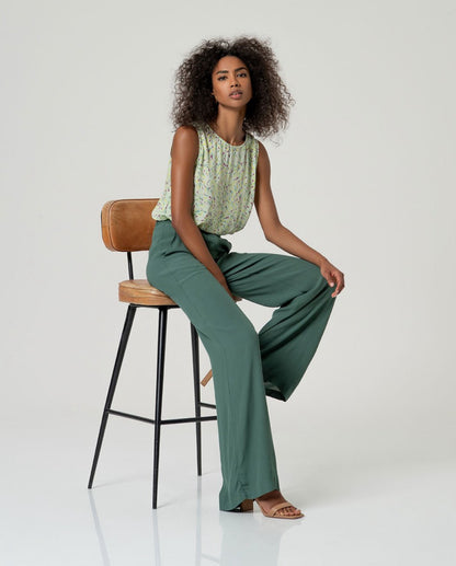 PANTALÓN ECOVERO TIRO MEDIO VERDE BOTELLA