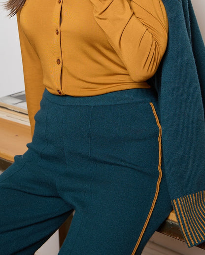 PANTALÓN DE PUNTO CON VIVO A CONTRASTE VERDE BOTELLA