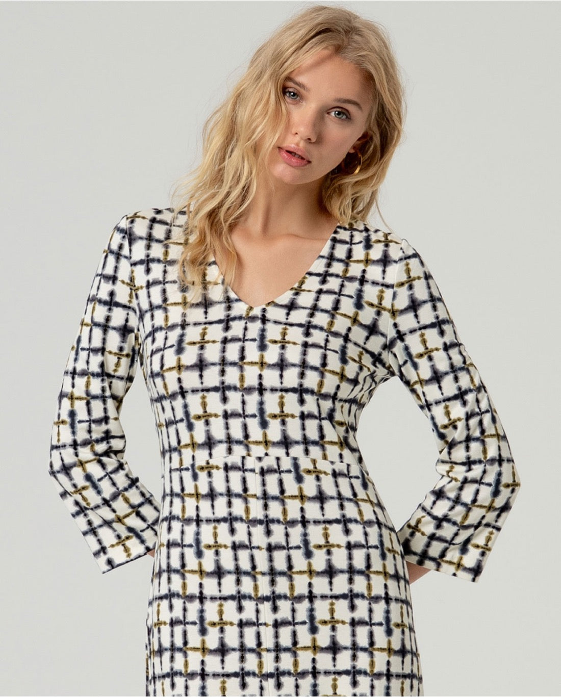 VESTIDO MIDI ESCOTE PICO ELÁSTICO CRUDO