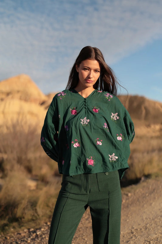 BLUSA CON BORDE FLORAL VERDE