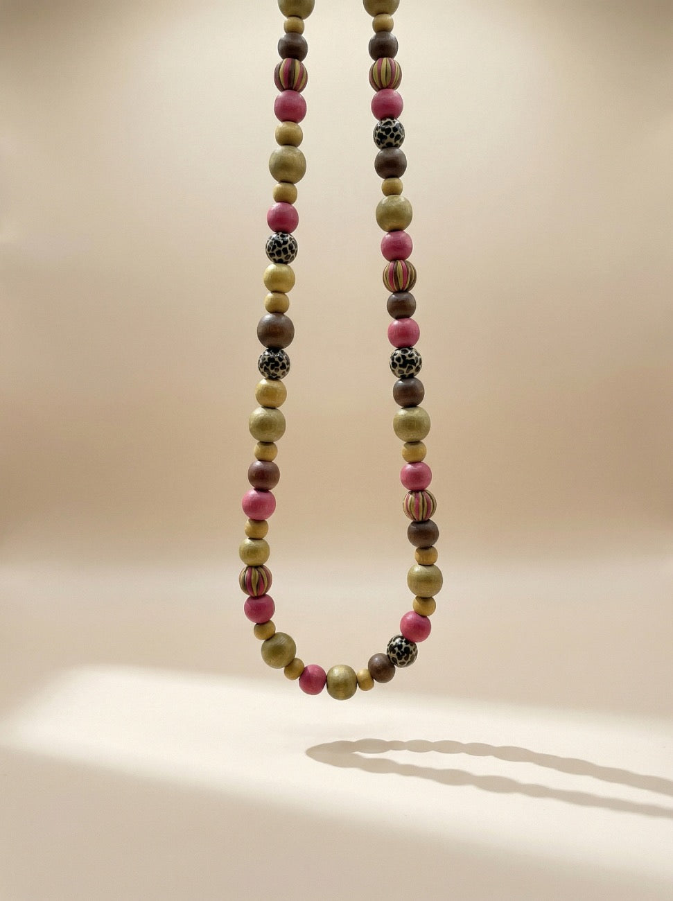 COLLAR BOLAS PEQUEÑAS HILO FUCSIA/KAKI