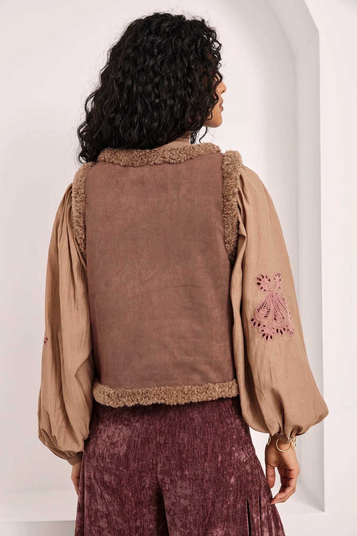 CHALECO ANTELINA Y BORREGUITO CON BORDADOS TAUPE