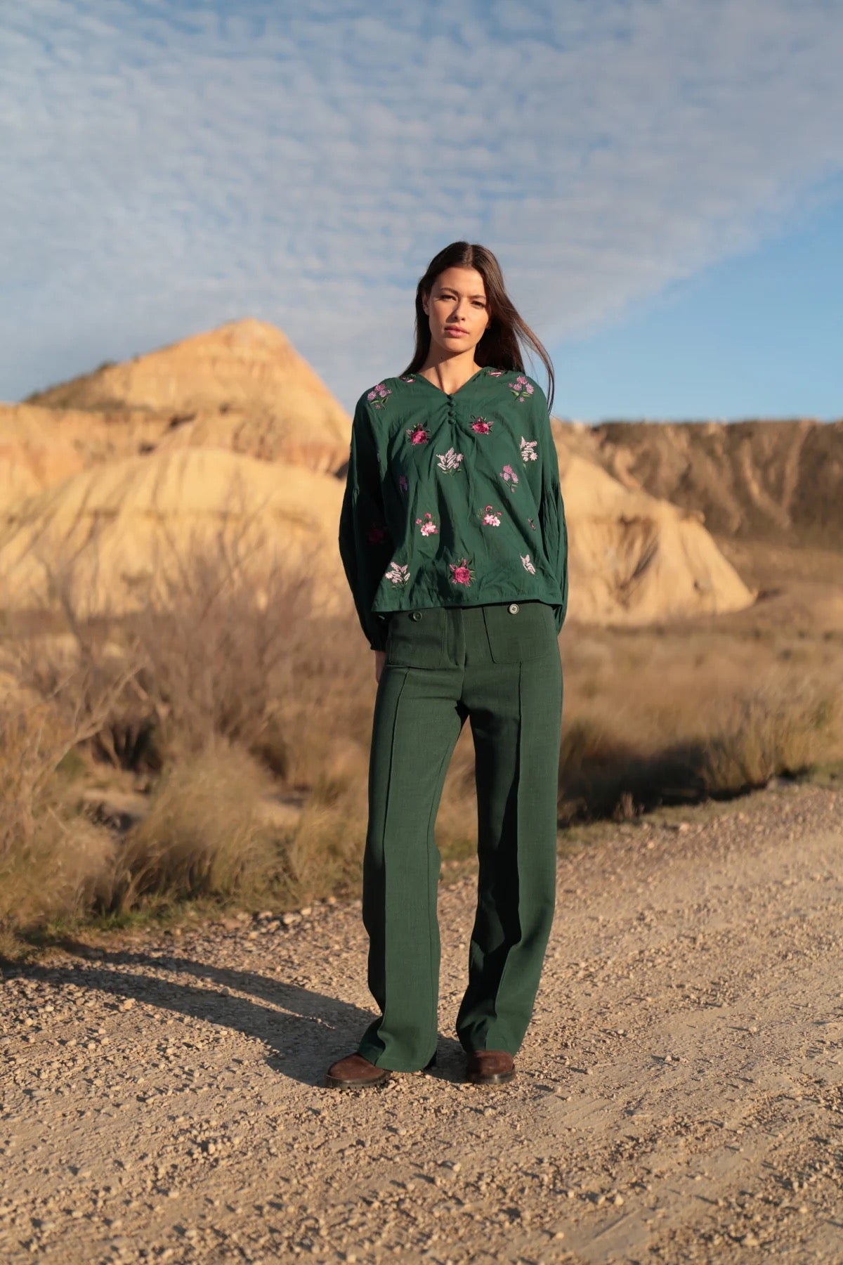 BLUSA CON BORDE FLORAL VERDE