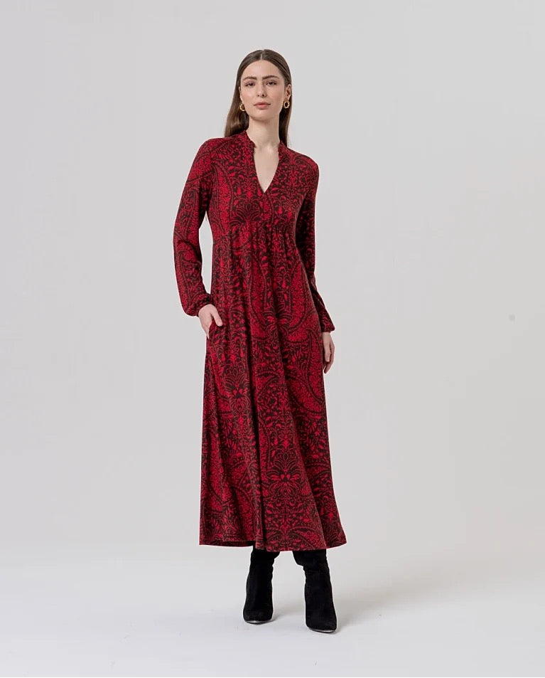 VESTIDO LARGO CON CUELLO DE PICO MARRÓN