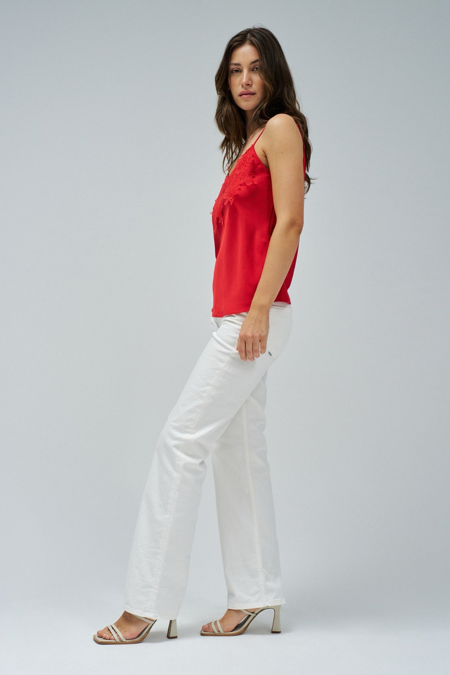 TOP SATINADO CON ENCAJE ROJO