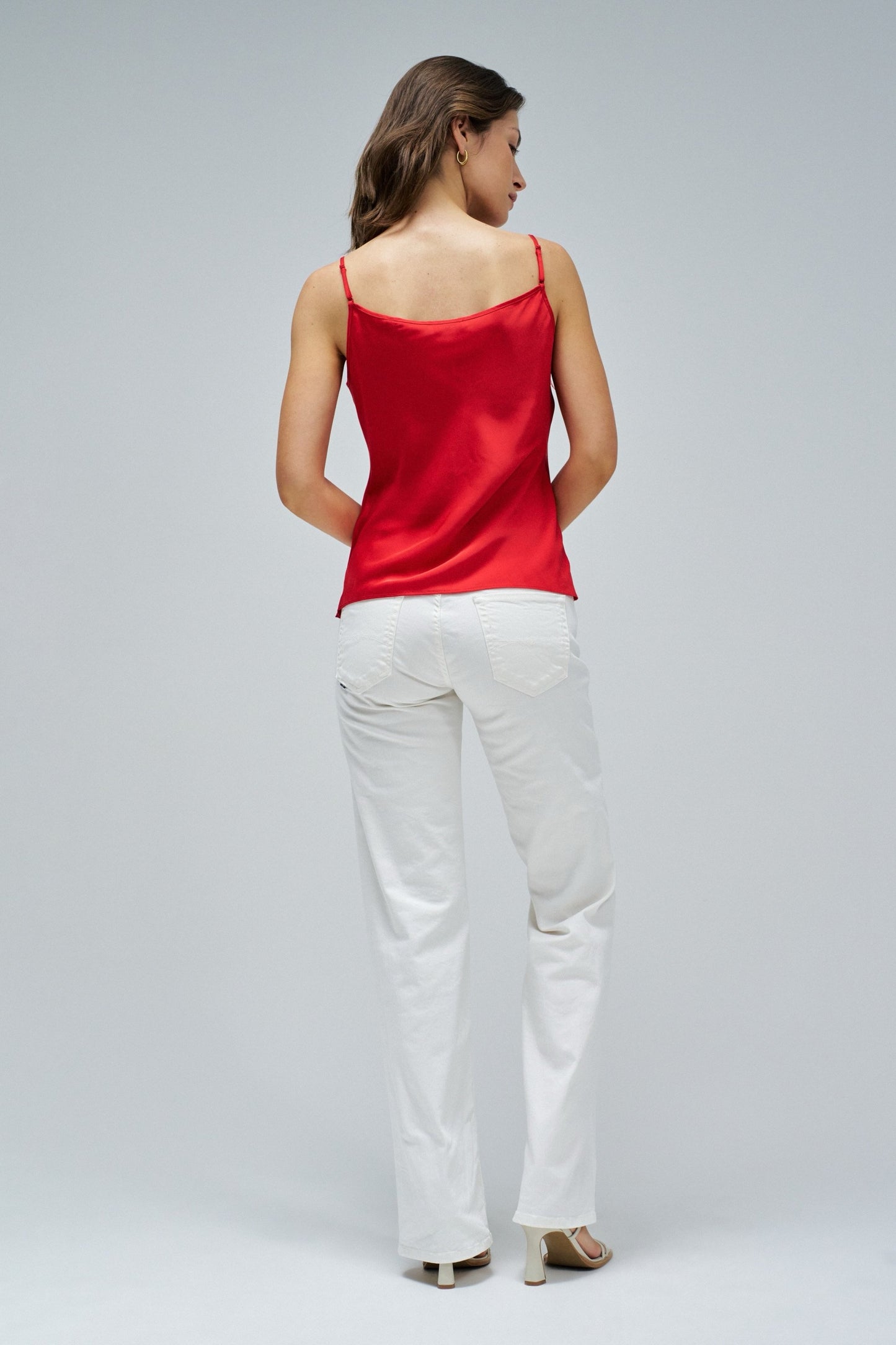 TOP SATINADO CON ENCAJE ROJO