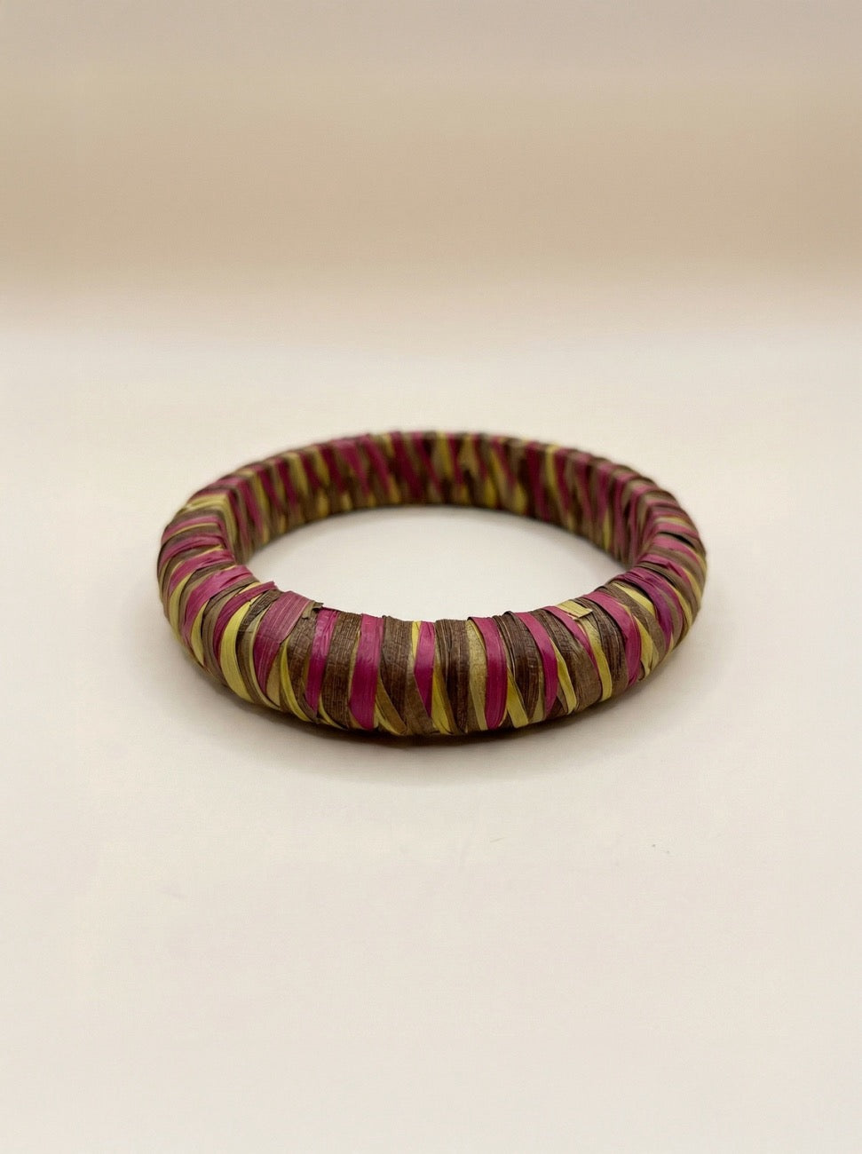 PULSERA FINA HILO FUCSIA/KAKI
