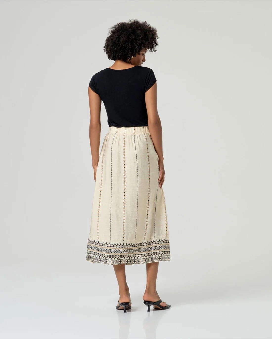 FALDA MIDI BORDADA CINTURA ELÁSTICA CRUDO