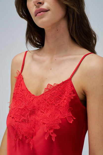 TOP SATINADO CON ENCAJE ROJO