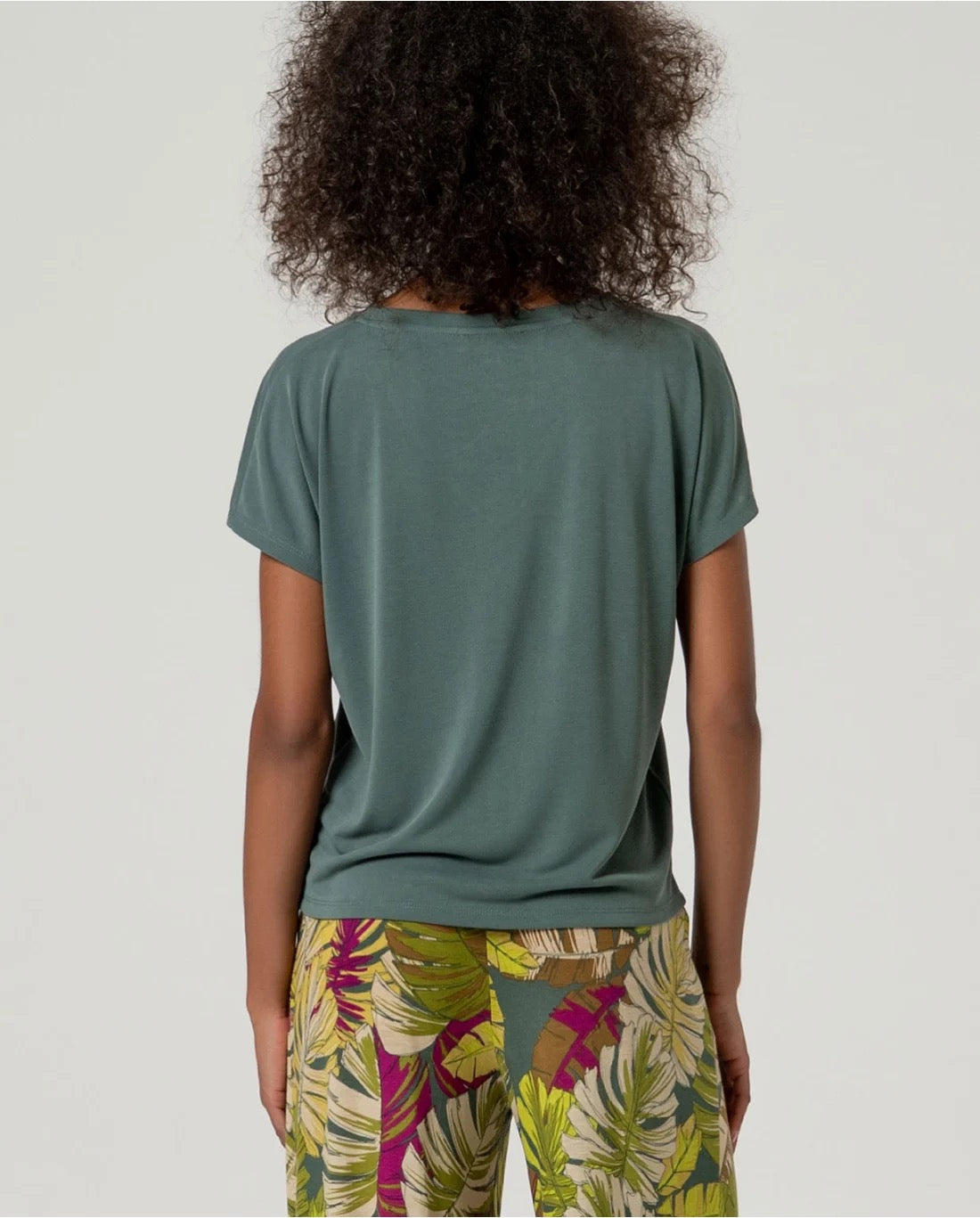 CAMISETA BÁSICA PICO FLUIDA VERDE BOTELLA