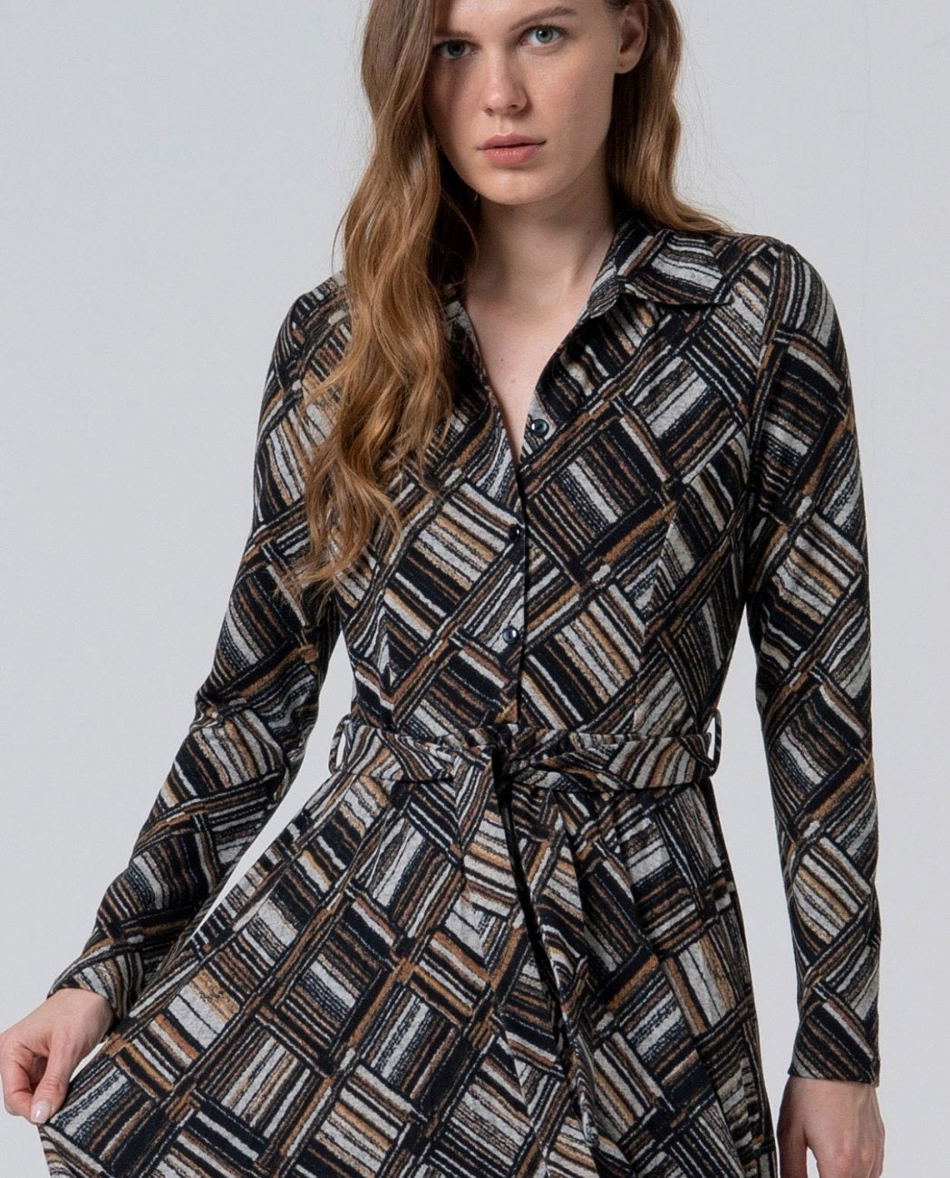 VESTIDO CAMISERO GEOMÉTRICO CON CINTURÓN EN COLOR NEGRO