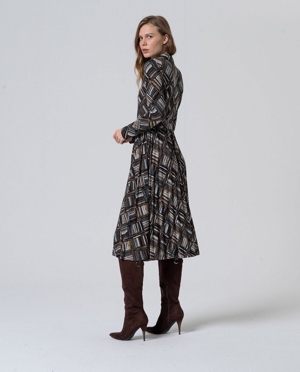 VESTIDO CAMISERO GEOMÉTRICO CON CINTURÓN EN COLOR NEGRO
