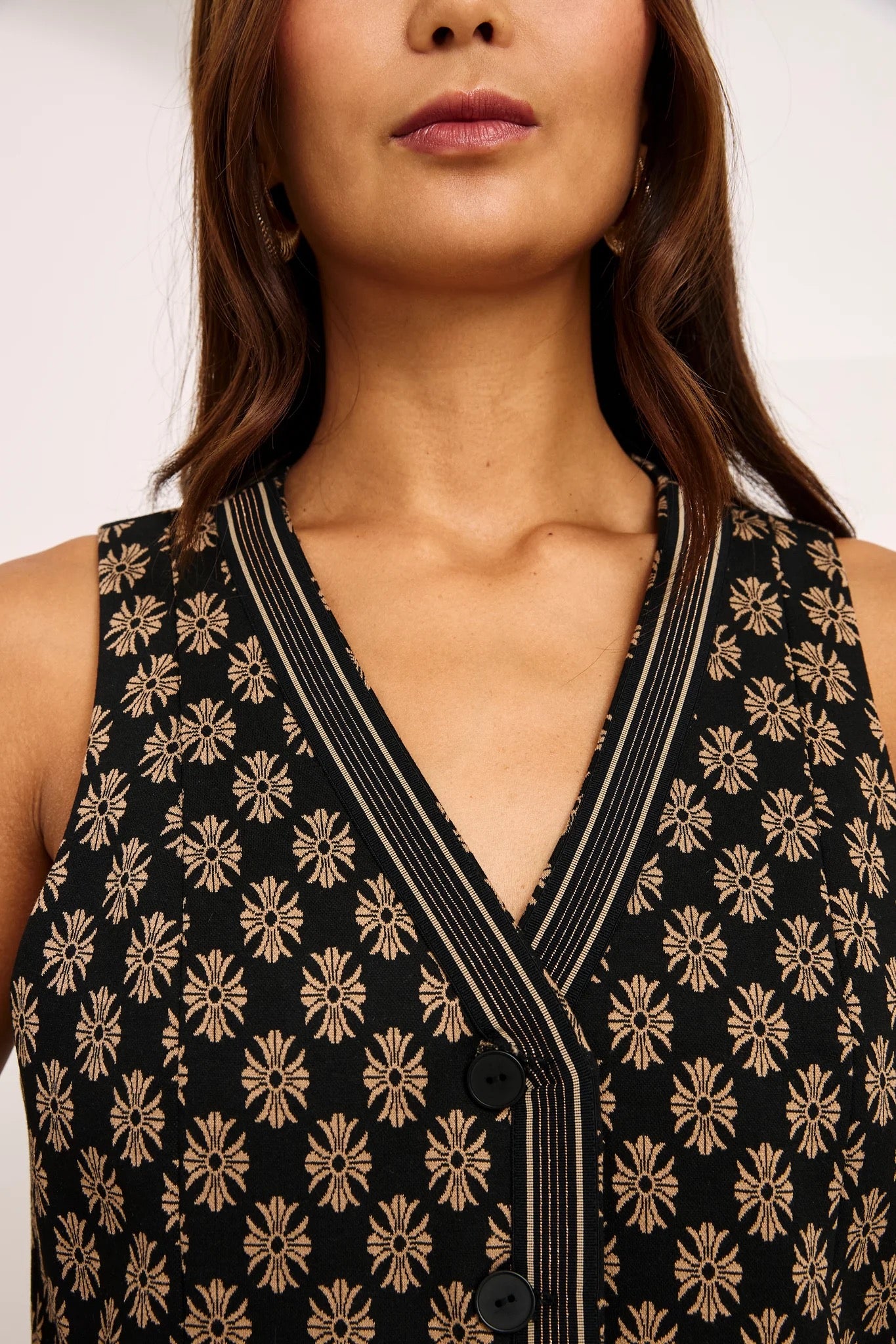 CHALECO JACQUARD FLORES HERÁLDICAS NEGRO