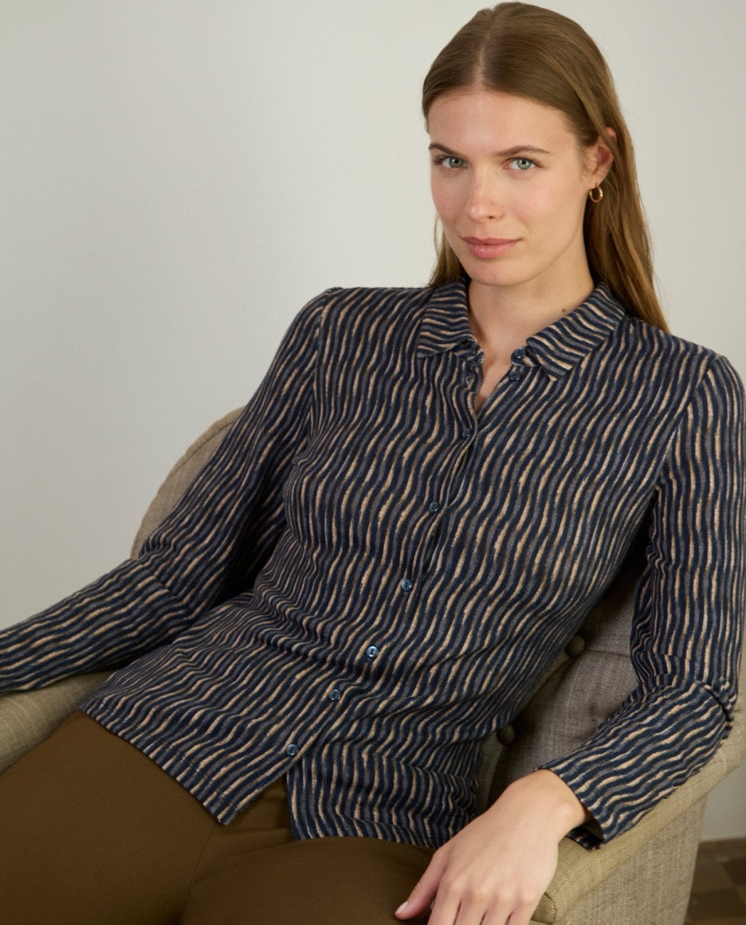 CAMISA ELÁSTICA CON PRINT DE ONDAS AZUL