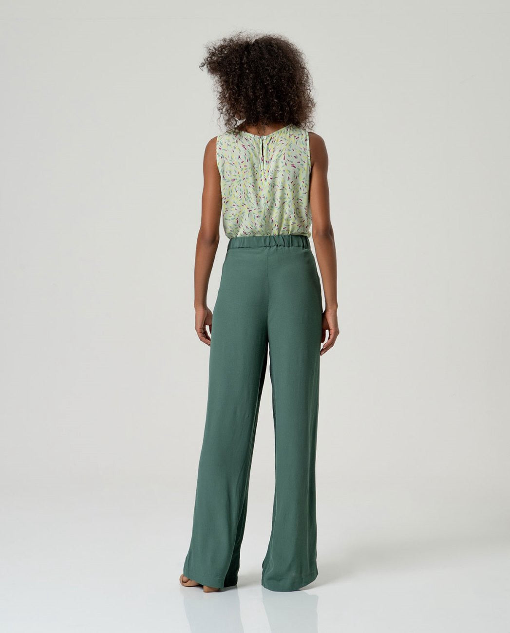 PANTALÓN ECOVERO TIRO MEDIO VERDE BOTELLA