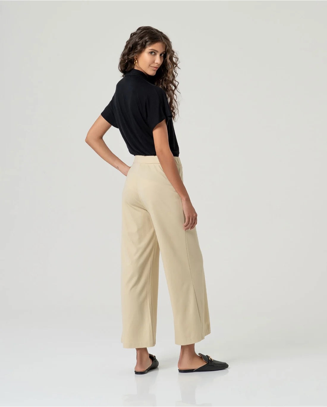 PANTALÓN RECTO CROP CON CINTURA ELÁSTICA CRUDO
