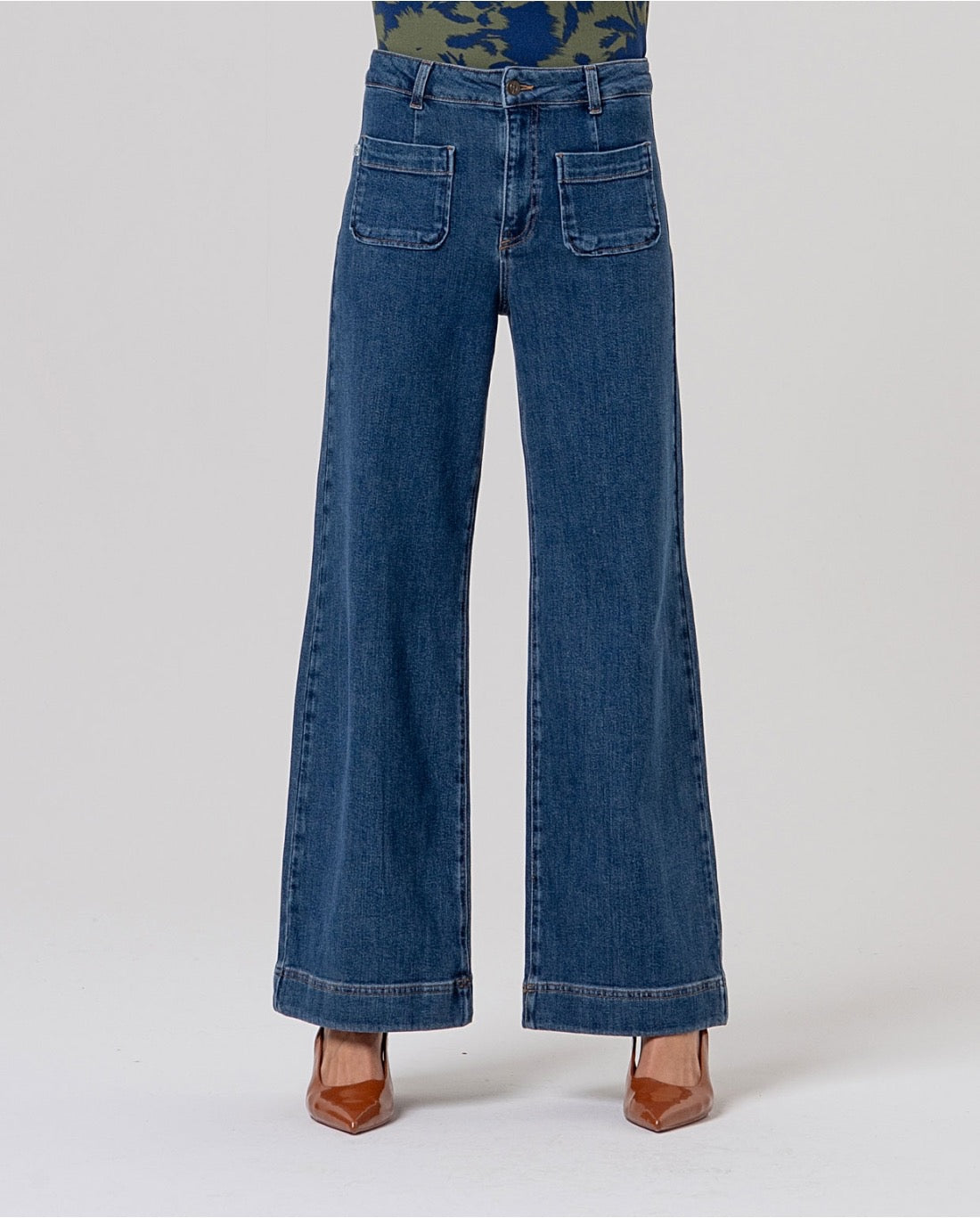 JEANS ANCHOS CON BOLSILLOS DE PARCHE INDIGO