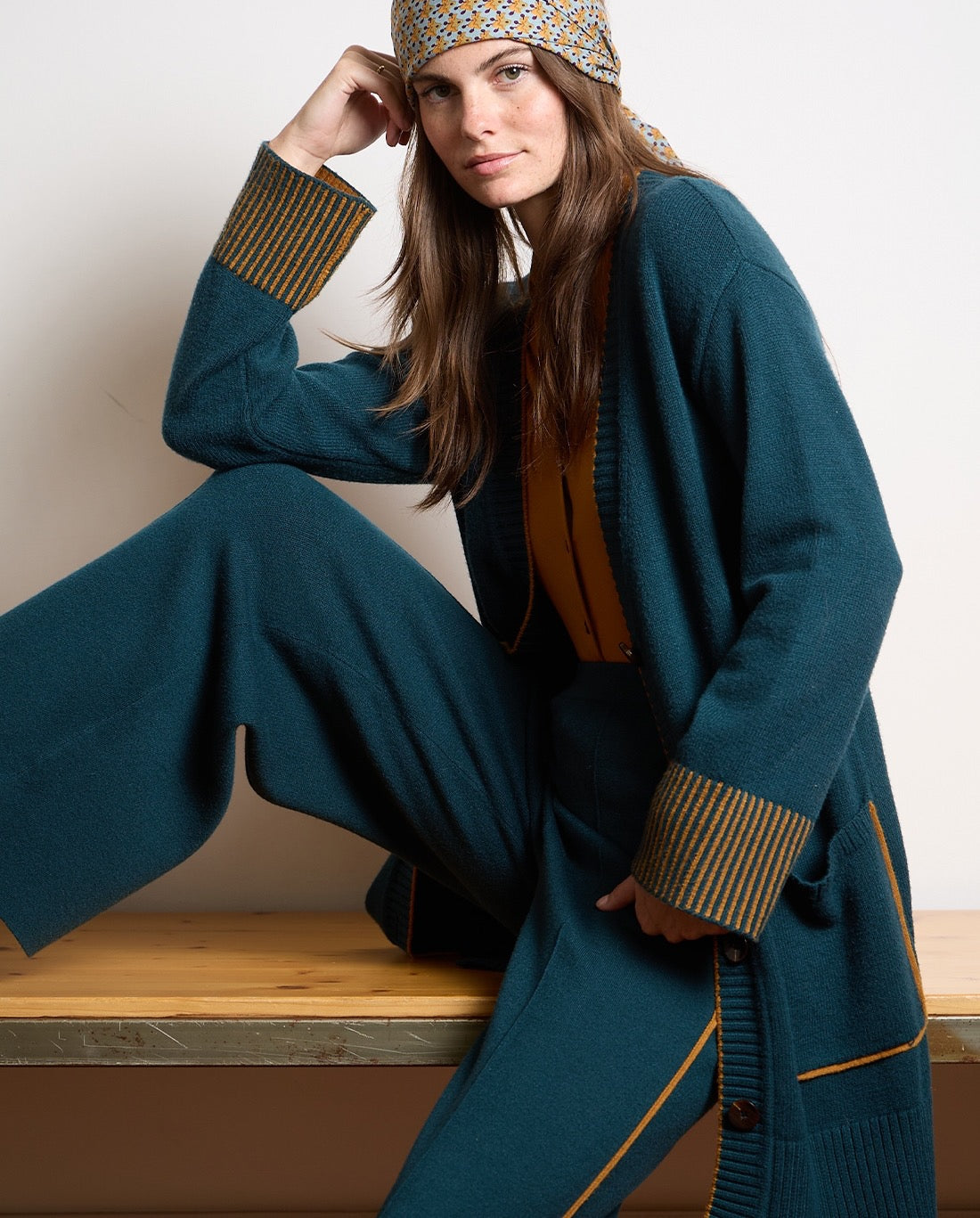 PANTALÓN DE PUNTO CON VIVO A CONTRASTE VERDE BOTELLA