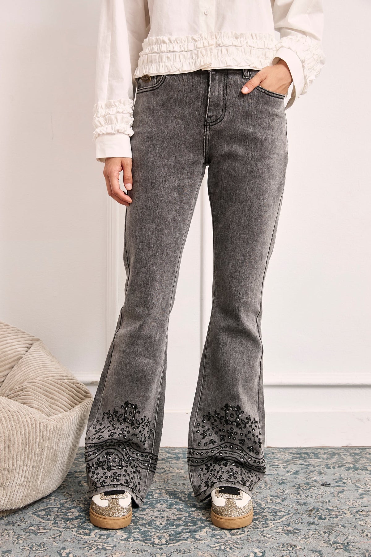 JEANS BAJOS BORDADOS Y TACHUELAS GRIS