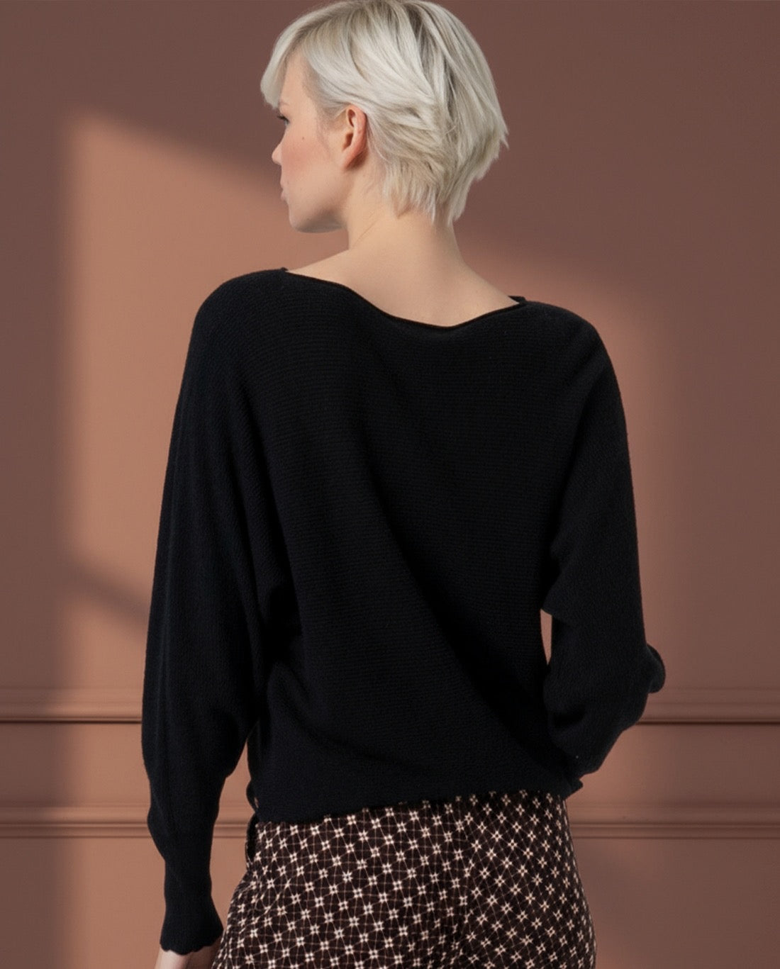 JERSEY ESCOTE BARCO CON MANGAS ABULLONADAS NEGRO