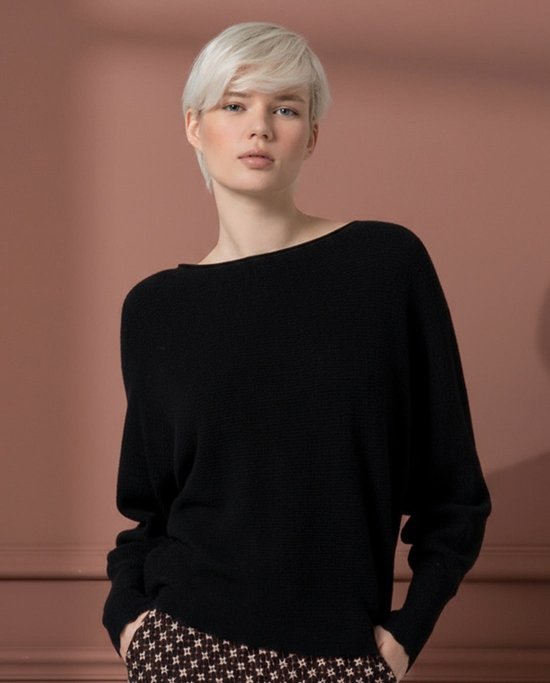 JERSEY ESCOTE BARCO CON MANGAS ABULLONADAS NEGRO