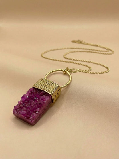 COLGANTE PIEDRA DRUSA HILOS DE ORO FUCSIA