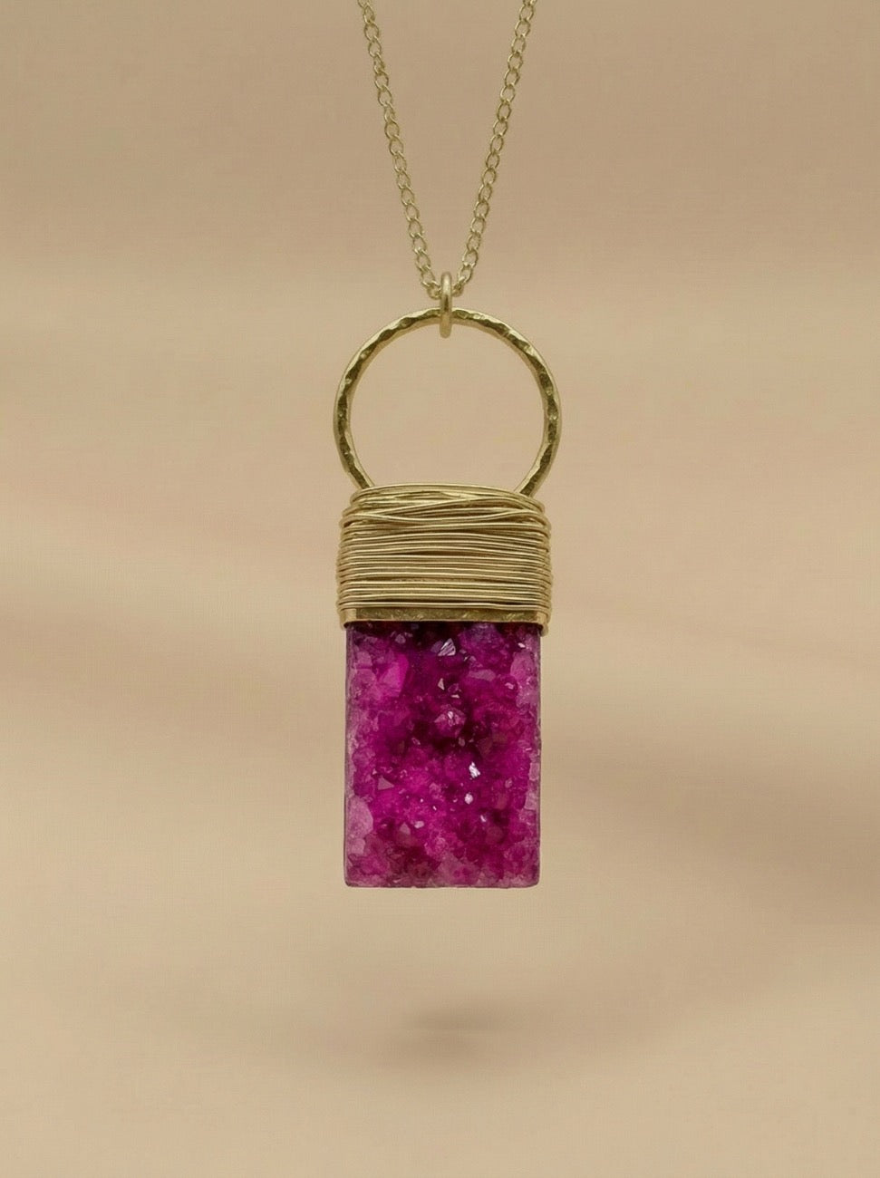 COLGANTE PIEDRA DRUSA HILOS DE ORO FUCSIA