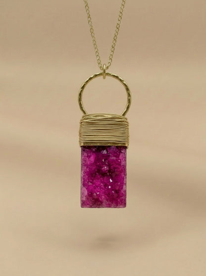 COLGANTE PIEDRA DRUSA HILOS DE ORO FUCSIA