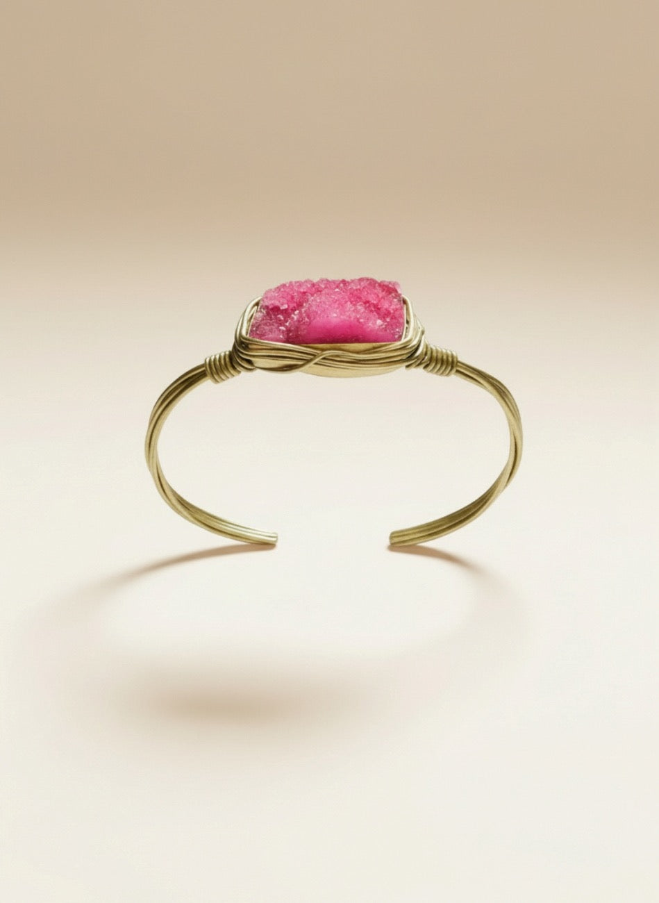 PULSERA PIEDRA DRUSA HILOS DE ORO FUCSIA