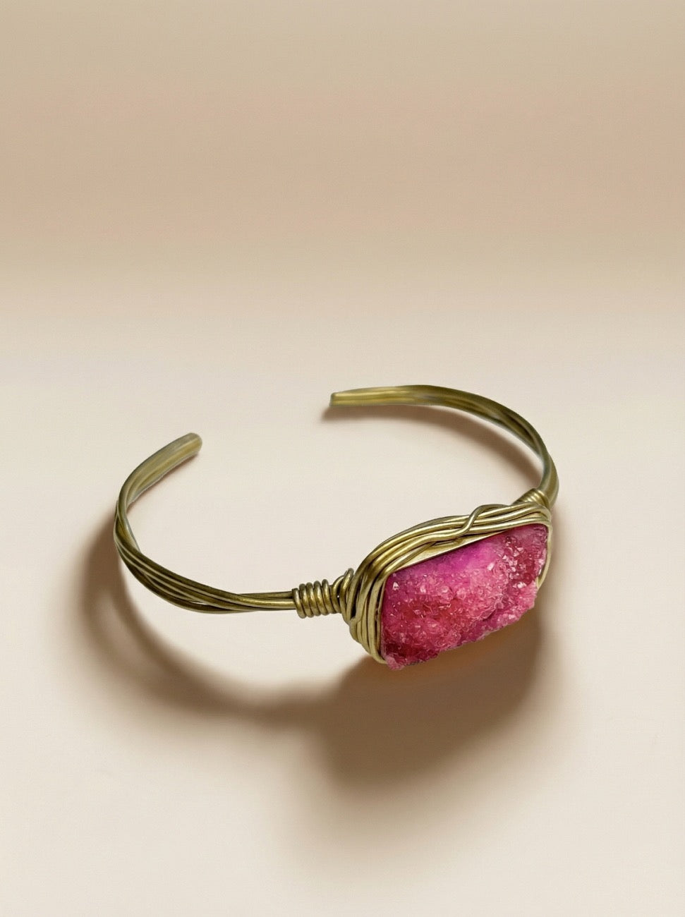 PULSERA PIEDRA DRUSA HILOS DE ORO FUCSIA