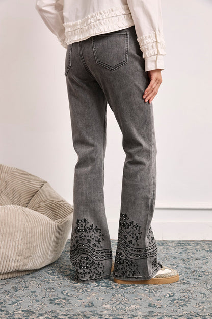 JEANS BAJOS BORDADOS Y TACHUELAS GRIS