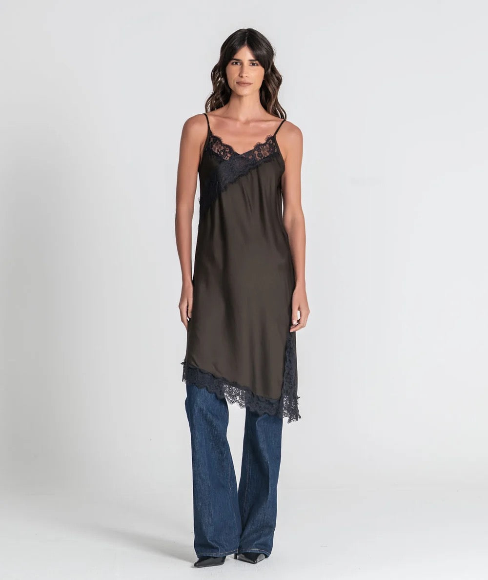 VESTIDO SATINADO ENCAJE MOKA