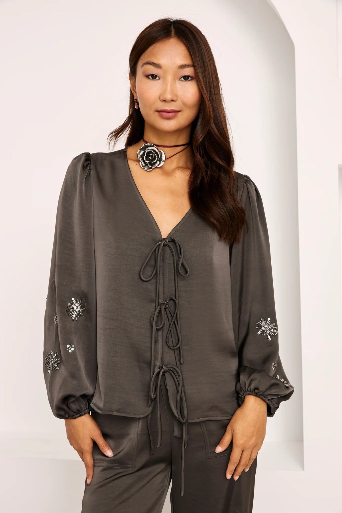 BLUSA SEDOSA LAZOS LENTEJUELAS GRIS