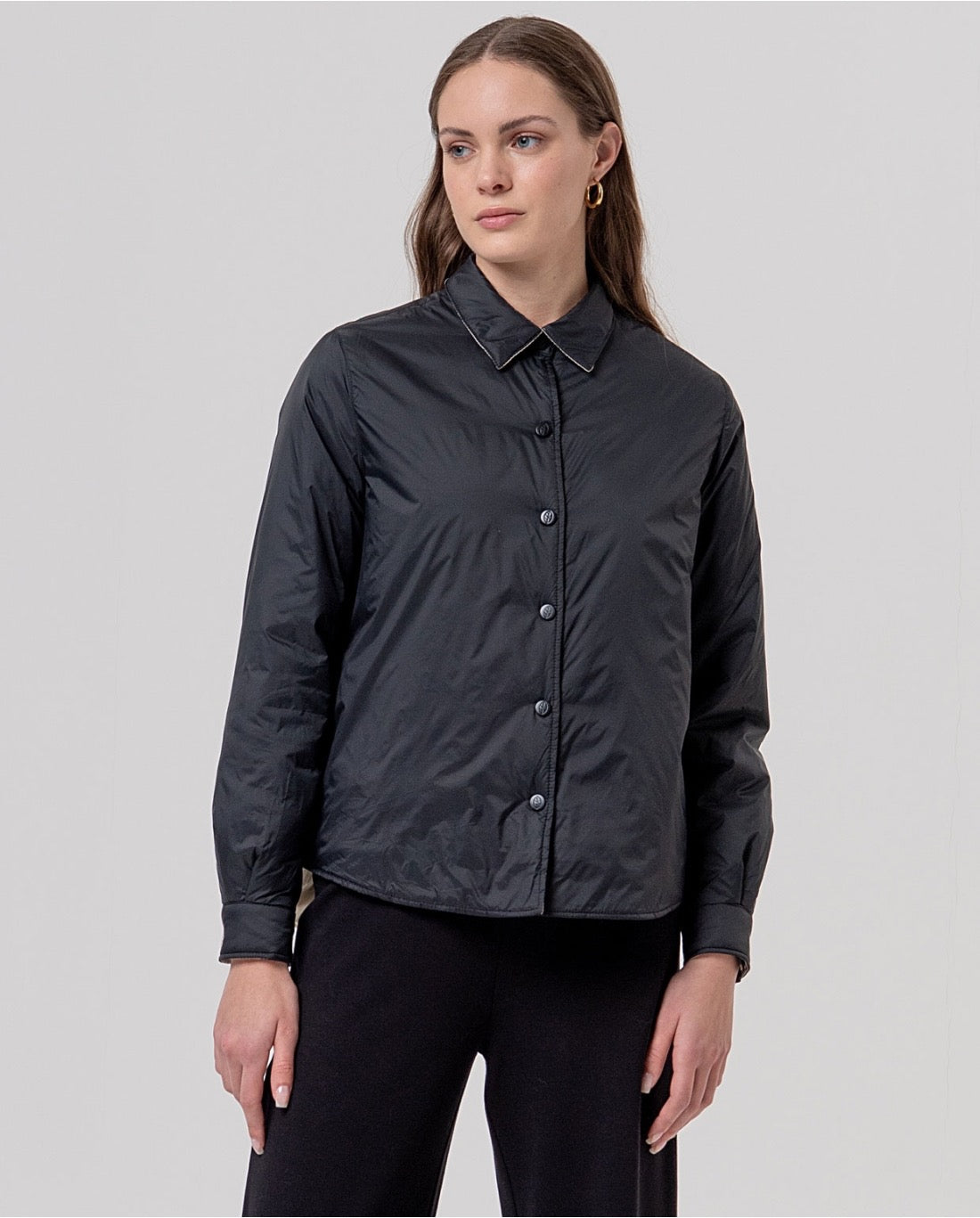 SOBRECAMISA ACOLCHADA CON CUELLO CAMISERO NEGRO