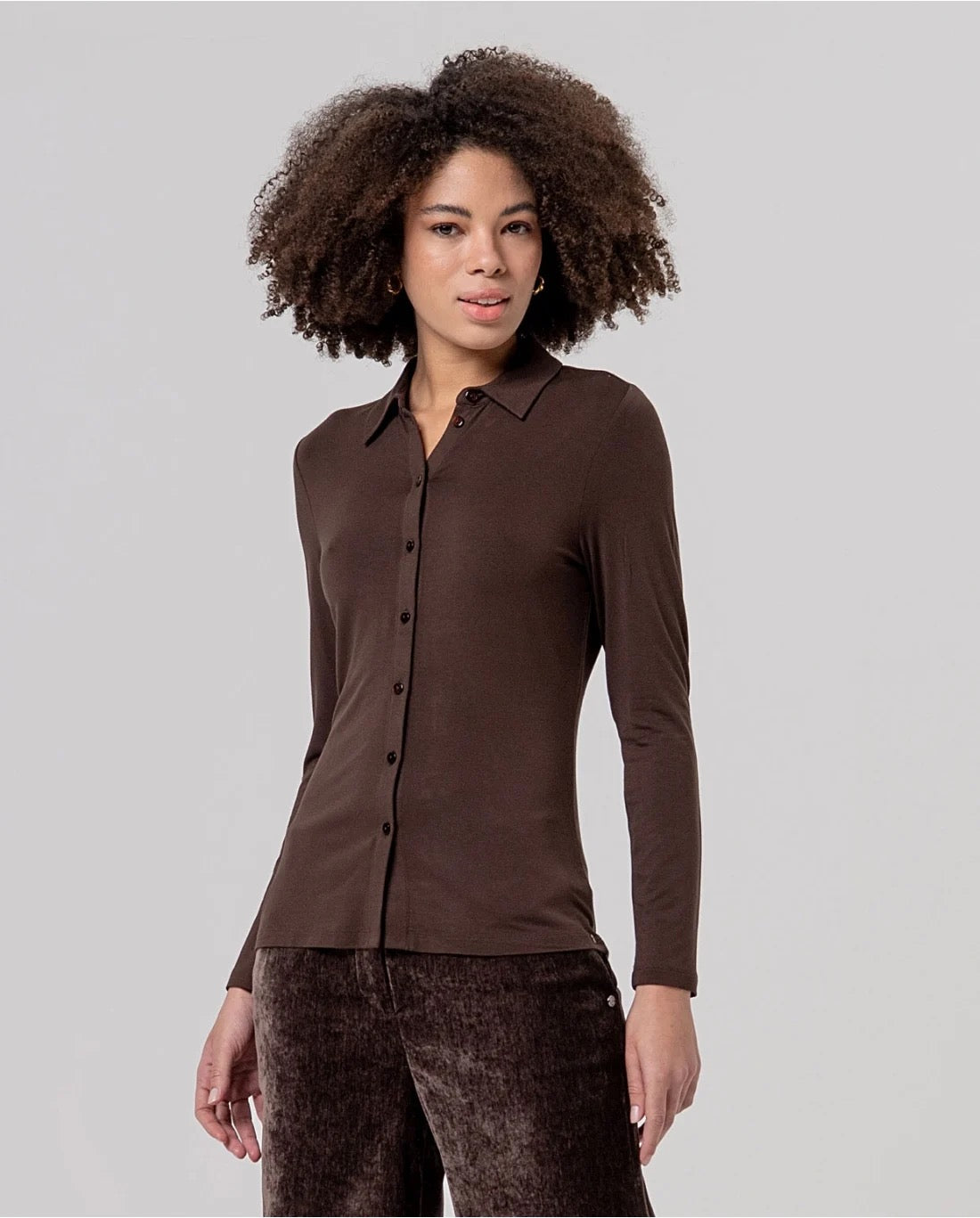 CAMISA AJUSTADA DE BAMBÚ CHOCOLOTE
