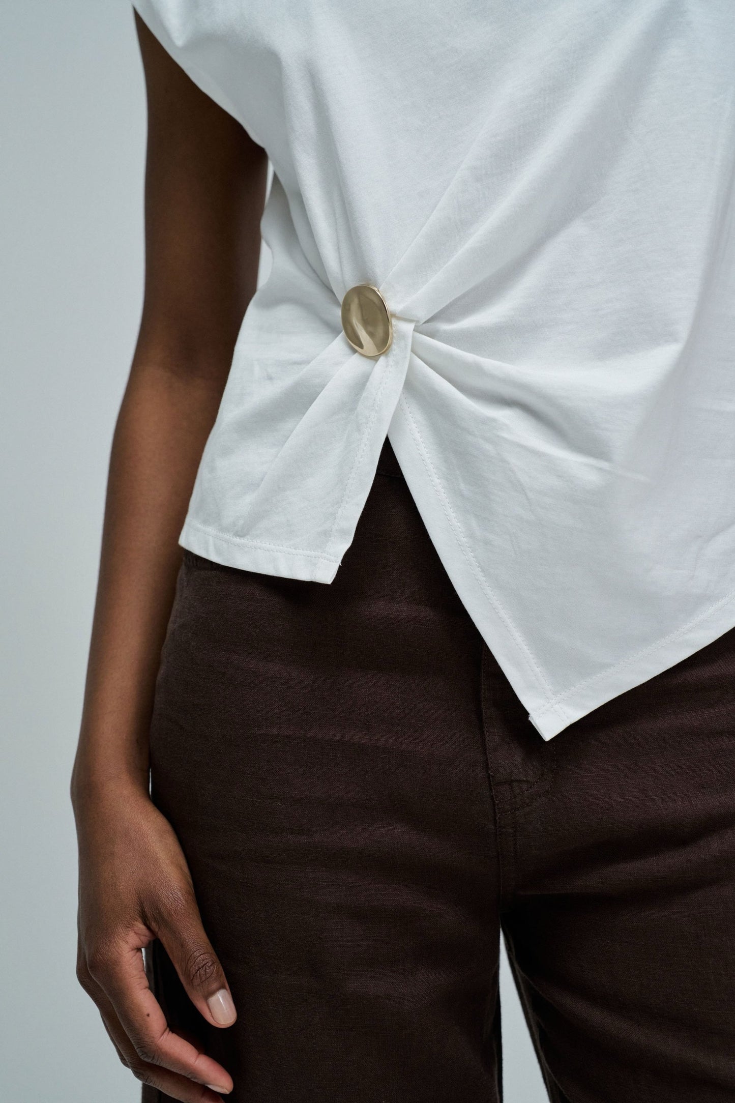 T-SHIRT CON APLICACIÓN DORADA BLANCO