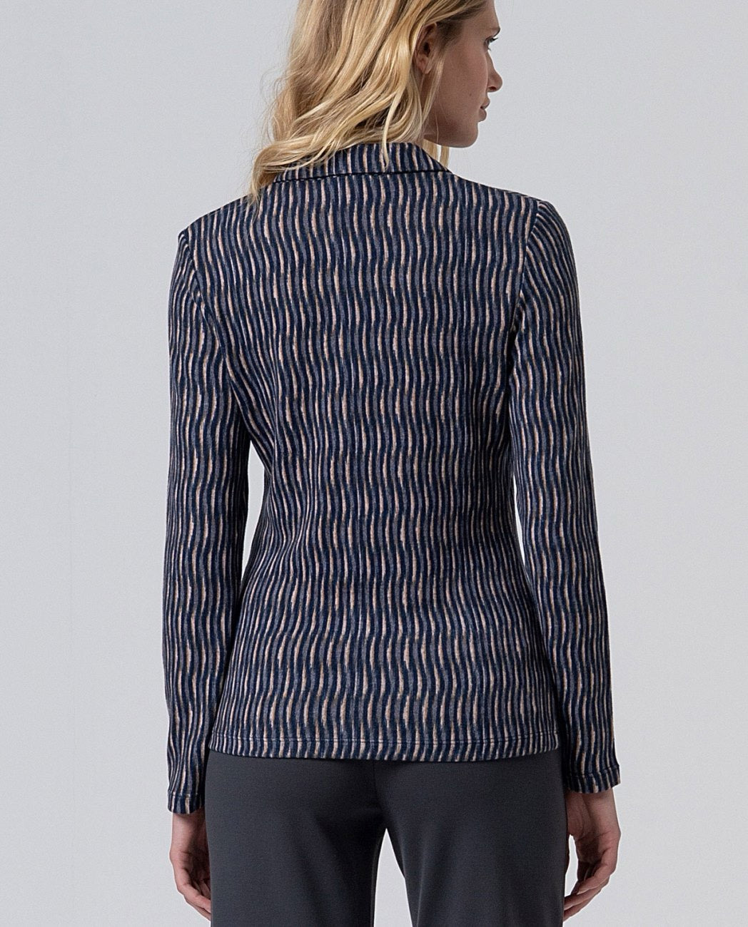 CAMISA ELÁSTICA CON PRINT DE ONDAS AZUL