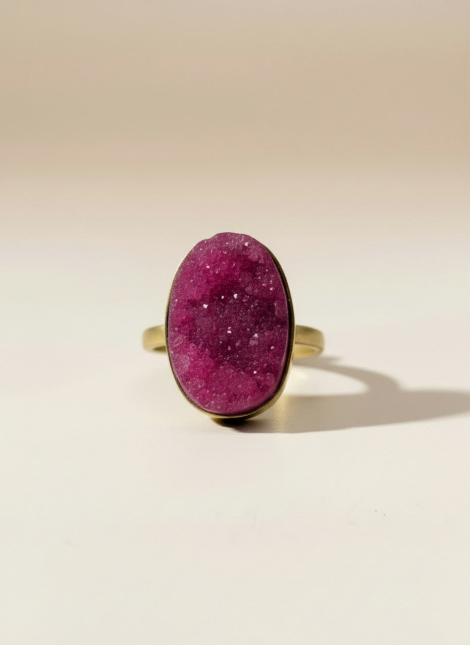 ANILLO OVALADO PIEDRA DRUSA FUCSIA