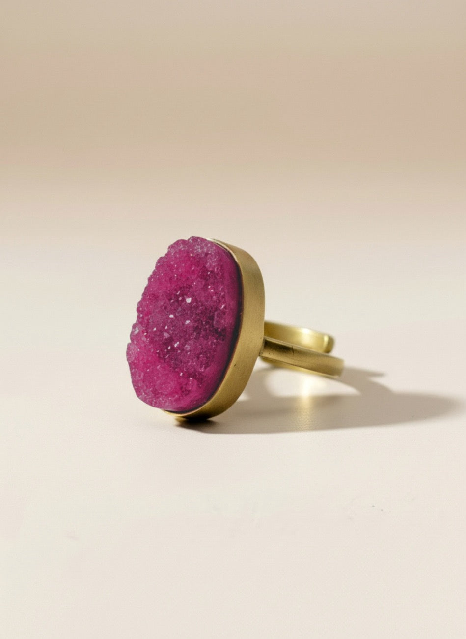 ANILLO OVALADO PIEDRA DRUSA FUCSIA