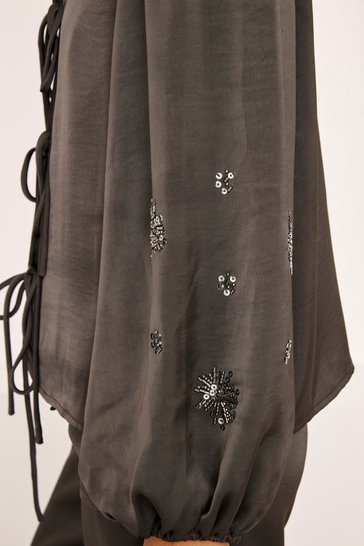 BLUSA SEDOSA LAZOS LENTEJUELAS GRIS