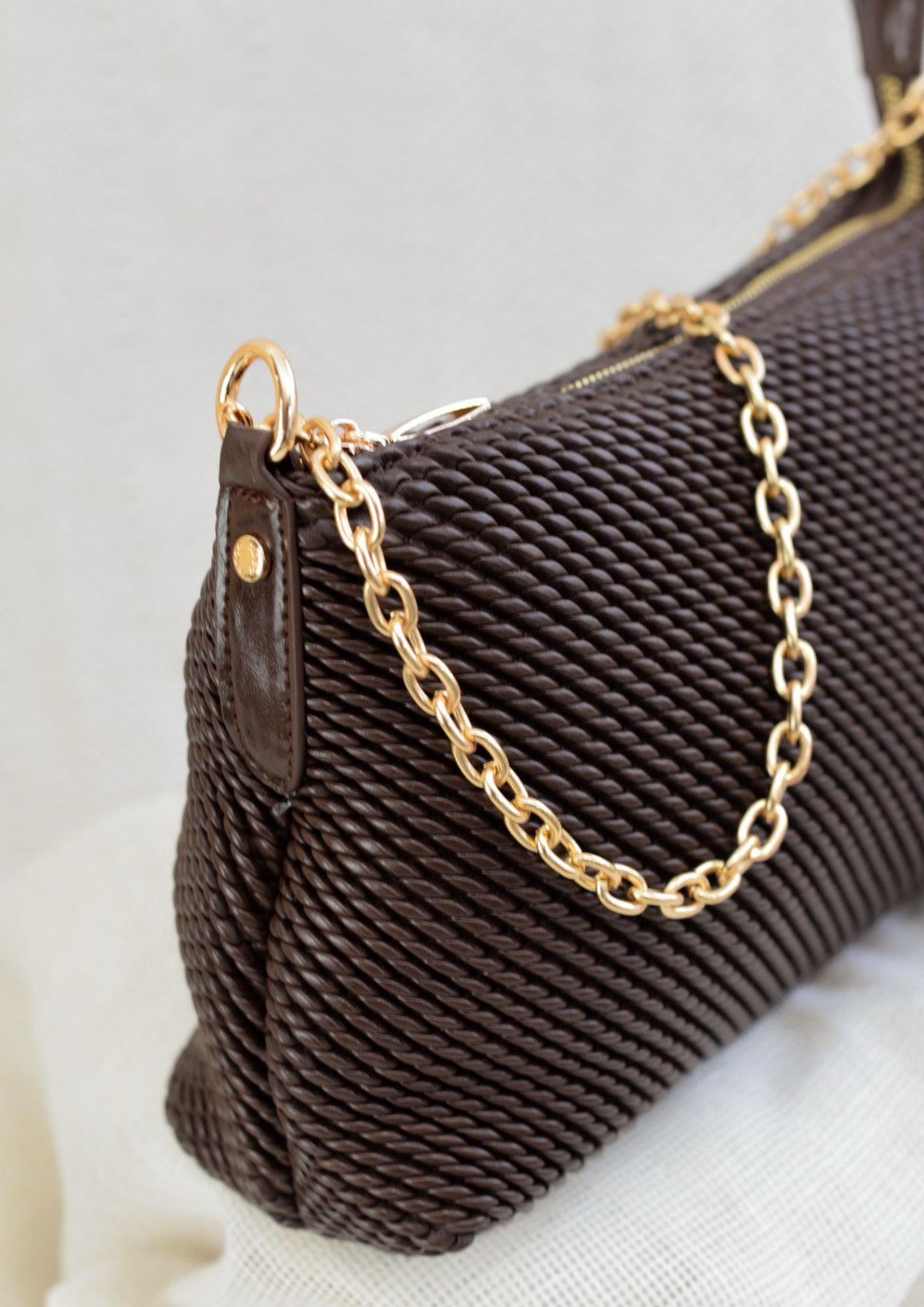 BOLSO BAGUETTE SOFT TEXTURA MARRÓN CHOCOLATE