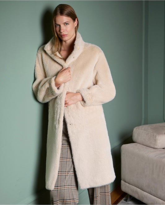 ABRIGO EFECTO PELUCHE CON CUELLO ALTO CRUDO