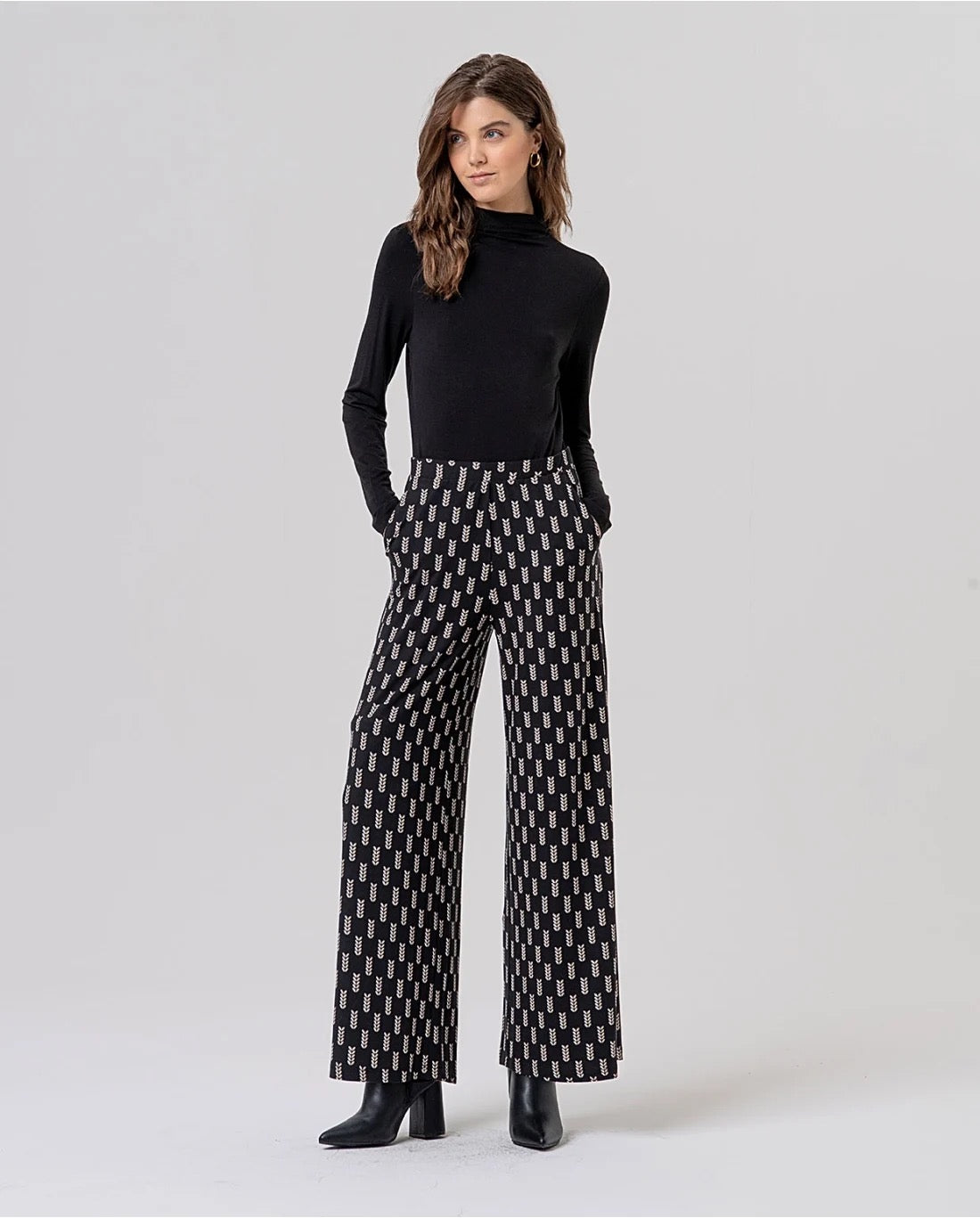 PANTALÓN ANCHO ESTAMPADO GEOMÉTRICO NEGRO
